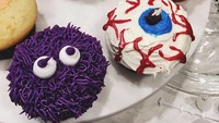 Unggahan foto ini sepertinya menunjukkan dirinya sedang membuat cake. Cupcakes dengan desain hallowen terlihat unik dan agak menyeramkan. Foto: Instagramkyliejenner