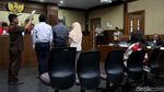 Jalani Sidang, Novanto Khusyuk Dengarkan Saksi