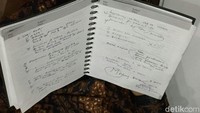 Kata-kata yang terbaca dari tulisan Novanto di antaranya Ibu, kuitansi, no 2.