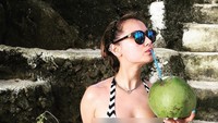Perbedaan paling mencolok antara Sora dan Miyabi setelah insyaf mundur dari jagat film porno adalah kadar keseksian mereka. Sora sudah banyak mengurangi pakaian seksi, tapi Maria Ozawa tetap begitu seksi. Foto: Instagram/maria.ozawa
