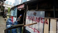 Kampung Kuningan Timur berbatasan dengan kawasan Casablanca dan Mega Kuningan yang menjadi salah satu segitiga emas di pusat pemerintahan.