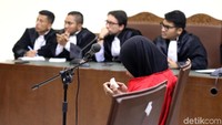 Usai pembacaan amar putusan dalam sidang kasus eksploitasi anak, Ria Yanti tampak menunduk dan menangis.