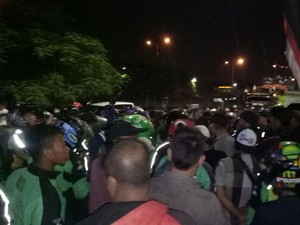 Rekan Dipukul, Kawanan Ojek Online Geruduk Pos Satpam