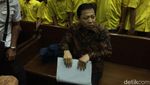 Setya Novanto Baca Buku Catatan Hitam Sebelum Sidang, Apa Isinya?