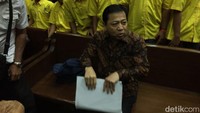 Saat ditanya, apa isi map itu, Novanto hanya menjawab singkat. Map, kata Novanto sambil melempar senyum.