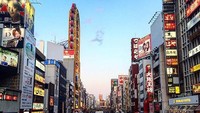 Selama bertahun-tahun tutup, kebanyakan mengira ini hanya pajangan bangunan toko Don Quijote karena bianglala tak pernah lagi beroperasi. Namun tak sedikit pula yang menanyakan dan ingin merasakan naik bianglala di kawasan Dotonbori itu (travelsparkler/Instagram)