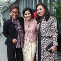 Kebaya pink dengan detail brokat yang memukau menjadi pilihan Puti Guntur Soekarno di sebuah acara yang turut dihadiri Menteri Menteri Kelautan dan Perikanan Susi Pudjiastuti serta Happy Djarot. (Foto: Instagram/Puti Guntur)