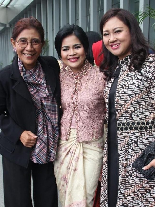 Kebaya pink dengan detail brokat yang memukau menjadi pilihan Puti Guntur Soekarno di sebuah acara yang turut dihadiri Menteri Menteri Kelautan dan Perikanan Susi Pudjiastuti serta Happy Djarot. (Foto: Instagram/Puti Guntur)