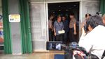Foto: Koper-koper yang Dibawa KPK dari Kantor Fredrich Yunadi