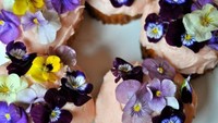 Ini adalah cupcake. Cupcake dipadukan dengan edible flower. Selain enak, tampilannya jadi sangat indahnya! Foto: Istimewa