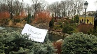 Lucunya, ada pengunjung yang mengejek hunian mewah tersebut sebagai objek wisata Disneyland ala Ukraina. Selembar kertas dengan tulisan Ukrainan Disneyland dipajang di sebuah tanaman. Foto: Istimewa