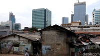Warga di kampung tersebut terus menjadi penonton derasnya laju perkembangan kota metropolitan ini.