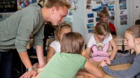 Sistem pendidikan di Finlandia dikenal sebagai yang terbaik di dunia. Setiap guru mengajarkan sistem kemandirian di kelas, dan memberi penilaian tidak hanya berdasarkan prestasi akademis.