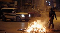 Di kota Tebourba, yang terletak di sebelah barat ibu kota Tunis, seorang pria berusia 40-an tahun tewas dalam kerusuhan yang pecah pada Senin (8/1) malam. Pria itu dimakamkan pada Selasa (9/1) waktu setempat. Polisi membantah tudingan bahwa pria itu tewas akibat tindakan mereka. Foto: REUTERS/Zoubeir Souissi