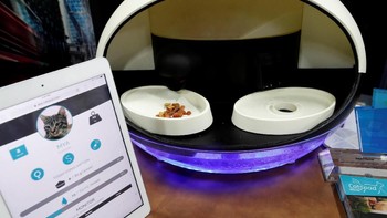 Catspad, sebuah perangkat pintar yang mampu mengatur dan mengendalikan bagi pemelihara kucing dalam memberikan porsi makanan dari jarak jauh. (Foto: Reuters)