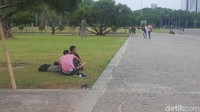 Pencopotan pagar pembatas rumput ini adalah salah satu langkah Sandiaga menjadikan Monas mirip Central Park.  (Foto: Zunita Amalia Putri/detikcom)