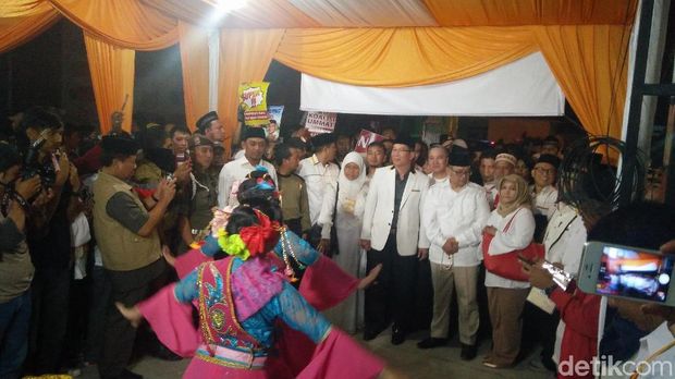Nur Supriyanto-Adhy Firdaus daftar ke KPU Bekasi