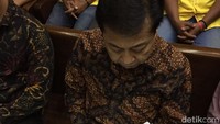 Novanto pun sempat membolak-balik lembaran buku itu. Dia tampak membaca dengan seksama isinya.