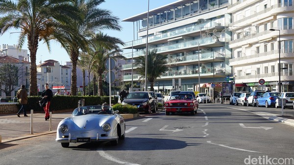 Mengelilingi Kota Nice naik mobil klasik, asyik! (Afif Farhan/detikTravel)