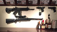 Ditambah lagi pelayan di kafe ini adalah detektif asli lho! Mereka adalah detektif swasta, di mana pada saat siang hari bekerja menyelesaikan kasus dan malam hari bertugas di kafe ini. (Detective Bar Progrees)