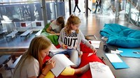 Salah satu kunci kesuksesan pendidikan di Finlandia ialah para siswa tidak dibuat stres dengan PR dan ujian. Ujian baru ada setelah para siswa akan lulus di sekolah dasar yaitu pada usia 16 tahun.