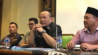 Setelah tidak mendapat tiket ke Pilgub Jatim, La Nyalla bicara panjang lebar soal kegagalannya. Dia menyebut Prabowo meminta uang miliaran Rupiah yang pada akhirnya tidak dapat dia penuhi. Sementara itu, Gerindra membantah tudingan La Nyalla tersebut (Seyha/detikcom)