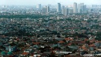 Pembangunan gedung mewah ditambah banyaknya pusat perbelanjaan terlihat sangat kontras dengan pemukiman warga miskin. Seperti terlihat digambar ini.