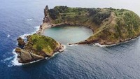 Pulau Islet Vila Franca do Campo dibentuk oleh kawah gunung berapi yang ada di bawah laut. Di tengah pulau inilah terdapat danau yang bentuknya melingkar sempurna dan airnya biru jernih (Visit Portugal)