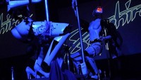 Satu robot striptis ini disewakan oleh pembuatnya, Giles Walker seharga US$ 3.100 (setara Rp 41,8 juta). (AFP/Getty Images)
