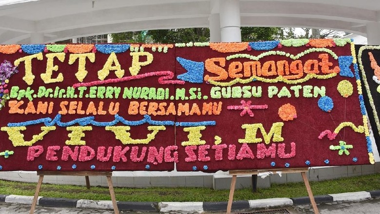Tengku Erry Gagal Ikut Pilgub, Karangan Bunga Penuhi 