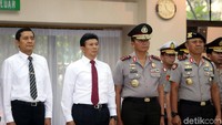 Upacara sertijab dihadiri Wakapolri Komjen Syafruddin, Irwasum Komjen Eko Putut Bayuseno, Kabarhakam Komjen Moechgiyarto, Kabareskrim Komjen Ari Dono, dan Kadiv Propam Irjen Martuani Sormin. Turut hadir Komisioner Kompolnas Poengky Indarti.