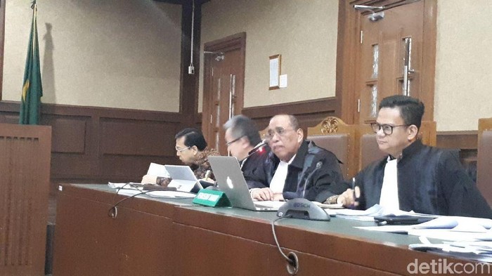 Setya Novanto yang Tak Lepas dari Buku Hitam saat Sidang