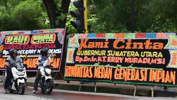 Tengku Erry Gagal Ikut Pilgub, Karangan Bunga Penuhi Kantor Gubernur