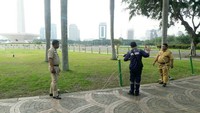 Petugas mulai mencopot pagar pembatas di lapangan rumput Monas pada Kamis (11/1/2018). : Instagram Monas