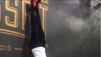 Menariknya lagi, Nina melakukan gerakan handstand. Wow! Foto: Instagram @kerenina_sunny