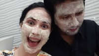 Si cantik Arumi Bachsin, istri dari bupati Trenggalek, Emil Elestianto Dardak. Arumi sangat memerhatikan kesehatan kulitnya. Lihat saja, bersama sang suami, ia melakukan maskeran bersama. (Foto: Instagram/@arumi_arumi_94)