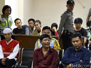 Istri Raden Galih Menangis Saat Barang Bukti Diperlihatkan