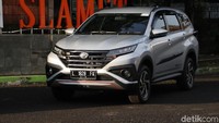 Toyota Rush di Taman Slamet, Kota Malang, Jawa Timur. Selain lebih stabil, desain mobil juga tidak lagi terlalu kotak, mobil lebih stream desainnya. Hal ini dilakukan Toyota agar Rush lebih digemari berbagai kalangan. Foto: Dadan Kuswaraharja