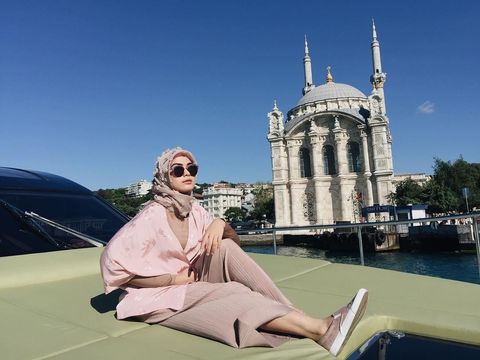 Bikin Polling di Instagram, Vebby Palwinta akan Jual Baju Nyentrik