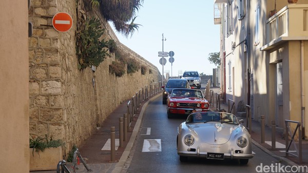 Mobil Porsche 356 ini asli dari tahun 1950-an. Masih sangat terjaga dan bagus kualitasnya (Afif Farhan/detikTravel) Mobil Porsche 356 ini asli dari tahun 1950-an. Masih sangat terjaga dan bagus kualitasnya (Afif Farhan/detikTravel)