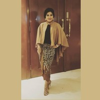 Ini cara Puti Guntur Soekarno tampil elegan dengan sarung batik. Tiada salahnya bila memberi gelar calon wakil gubernur Jatim termodis kepada perempuan kelahiran 46 tahun lalu ini. (Foto: Instagram/Puti Guntur)