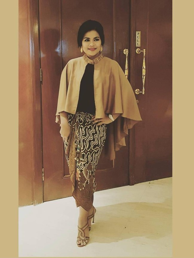 Ini cara Puti Guntur Soekarno tampil elegan dengan sarung batik. Tiada salahnya bila memberi gelar calon wakil gubernur Jatim termodis kepada perempuan kelahiran 46 tahun lalu ini. (Foto: Instagram/Puti Guntur)