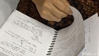 Dari pantauan detikcom, buku itu berisi tulisan tangan huruf sambung. Ada beberapa coretan pula di sana.