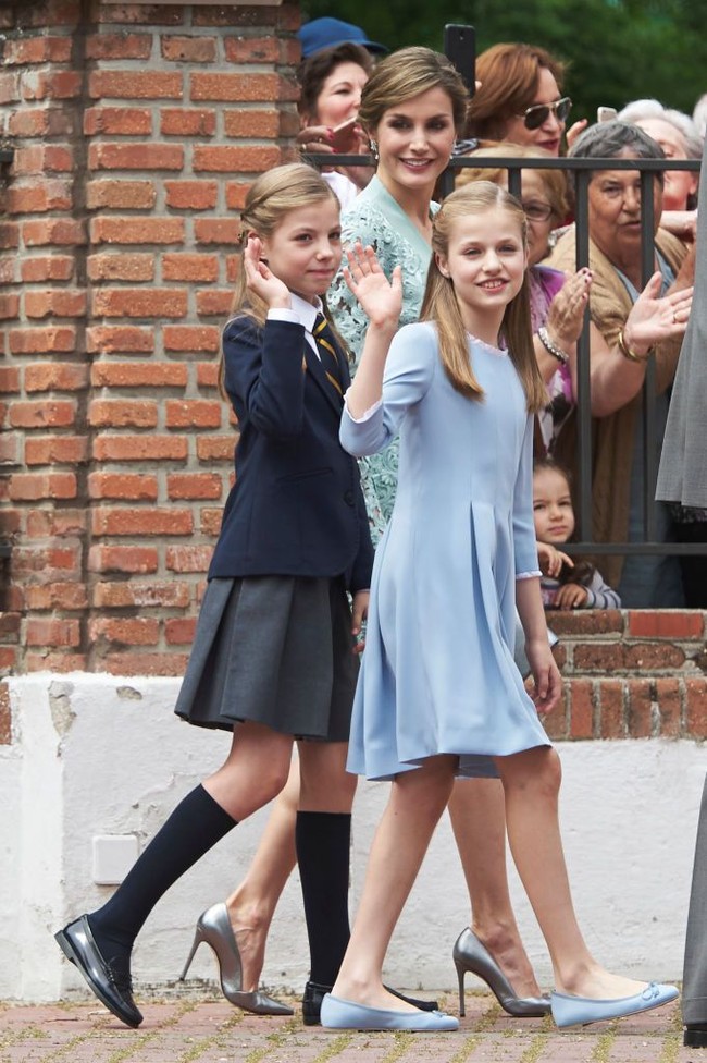 Menemani adik di Komuni Pertamanya, Putri Leonor bergaya monokrom dengan gaun dan sepatu flat warna dusty blue. Foto: Getty Images