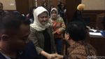 Potret Novanto Cium Ny Deisti Usai Persidangan