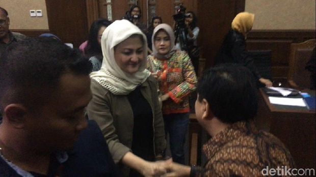 Ny Deisti Cium Pipi Novanto Setelah Sidang e-KTP