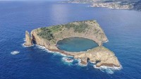 Inilah Pulau Islet Vila Franca do Campo di Portugal. Lihat saja foto ini, itu adalah danau yang ada di pulau kecil dan langsung berbatasan dengan laut (Visit Azores)