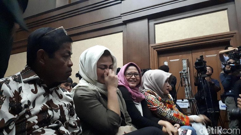 Ny Deisti dan Idrus Kembali Duduk Sebelahan di Sidang Novanto Ny Deisti dan Idrus Kembali Duduk Sebelahan di Sidang Novanto