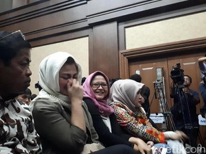 Ny Deisti dan Idrus Kembali Duduk Sebelahan di Sidang Novanto