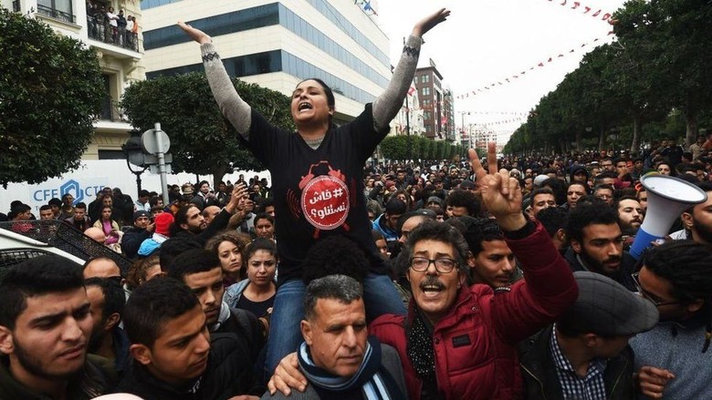 Aksi Protes Kenaikan Harga Pangan di Tunisia Mulai Diwarnai Penjarahan Aksi Protes Kenaikan Harga Pangan di Tunisia Mulai Diwarnai Penjarahan
